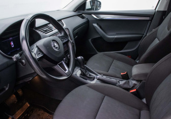 Подержанный автомобиль Skoda Octavia Liftback 2018 года (10 фото)