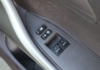 Подержанный автомобиль Toyota iQ 2009 года (12 фото)