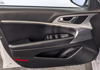 Подержанный автомобиль Genesis G70 2019 года (19 фото)