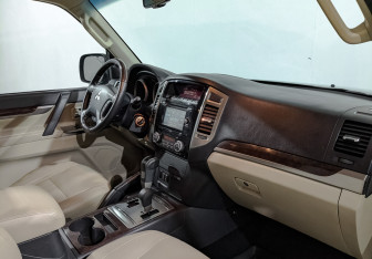 Подержанный автомобиль Mitsubishi Pajero 2017 года (13 фото)