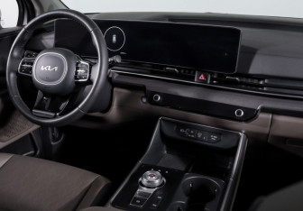 Подержанный автомобиль Kia Carnival 2024 года (12 фото)