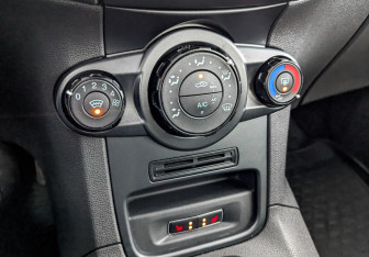 Подержанный автомобиль Ford Fiesta Sedan 2016 года (27 фото)