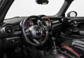 Подержанный автомобиль MINI Hatch 2017 года (10 фото)