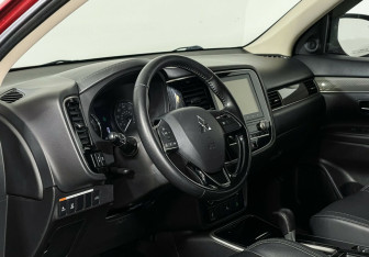 Подержанный автомобиль Mitsubishi Outlander 2019 года (9 фото)