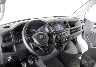 Подержанный автомобиль Volkswagen Caravelle 2018 года (9 фото)