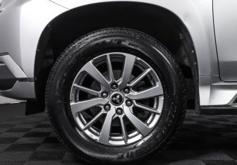 Подержанный автомобиль Mitsubishi Pajero Sport 2016 года (24 фото)