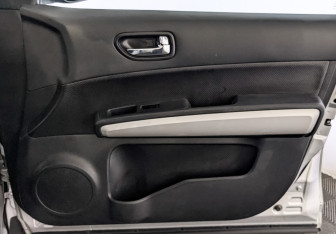 Подержанный автомобиль Nissan X-Trail 2013 года (25 фото)