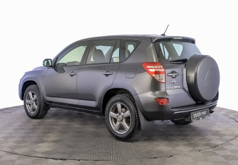 Подержанный автомобиль Toyota RAV4 2012 года (7 фото)