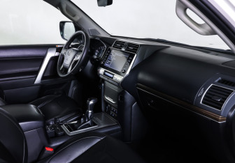 Подержанный автомобиль Toyota Land Cruiser Prado 2020 года (11 фото)