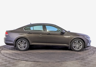 Подержанный автомобиль Volkswagen Passat Sedan 2017 года (4 фото)