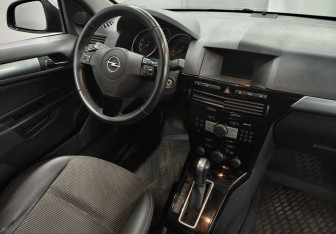 Подержанный автомобиль Opel Astra Sedan 2010 года (10 фото)