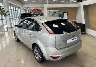 Подержанный автомобиль Ford Focus Hatchback 2010 года (7 фото)