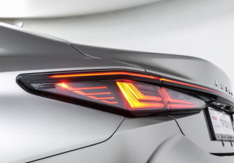 Подержанный автомобиль Lexus ES 2025 года (22 фото)