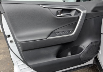 Подержанный автомобиль Toyota RAV4 2021 года (19 фото)