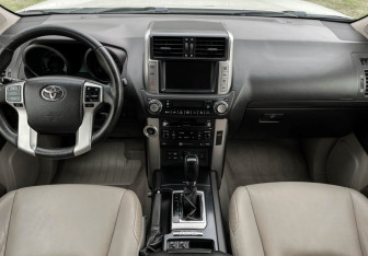 Подержанный автомобиль Toyota Land Cruiser Prado 2012 года (12 фото)
