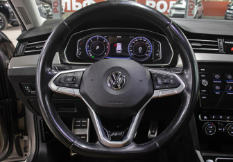 Подержанный автомобиль Volkswagen Passat Wagon 2019 года (18 фото)