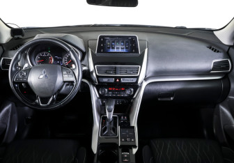 Подержанный автомобиль Mitsubishi Eclipse Cross 2019 года (13 фото)