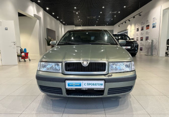 Подержанный автомобиль Skoda Octavia Liftback 2002 года (2 фото)