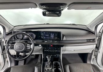 Подержанный автомобиль Kia Carnival 2021 года (12 фото)