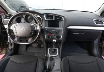 Подержанный автомобиль Citroen C4 Sedan 2014 года (13 фото)