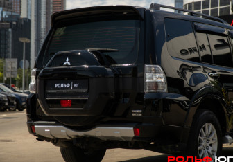 Подержанный автомобиль Mitsubishi Pajero 2017 года (16 фото)