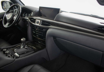 Подержанный автомобиль Lexus LX 2018 года (9 фото)