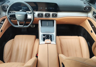 Подержанный автомобиль Jaecoo J8 2024 года (10 фото)