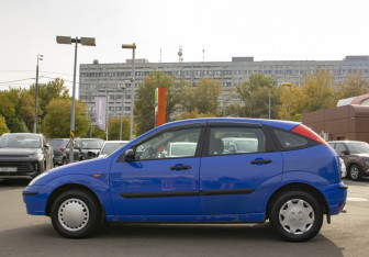 Подержанный автомобиль Ford Focus Hatchback 2003 года (8 фото)