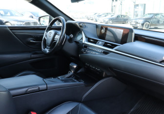Подержанный автомобиль Lexus ES 2019 года (10 фото)