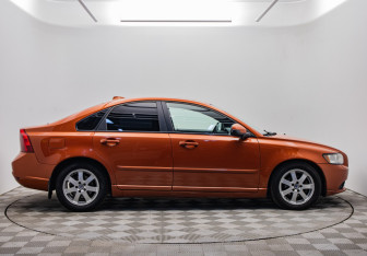 Подержанный автомобиль Volvo S40 2010 года (6 фото)