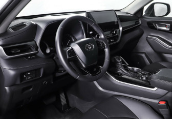 Подержанный автомобиль Toyota Highlander 2023 года (11 фото)