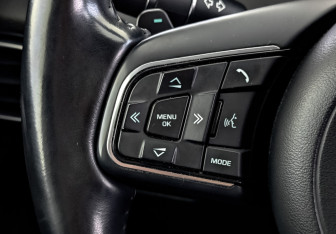 Подержанный автомобиль Jaguar F-Pace 2017 года (28 фото)