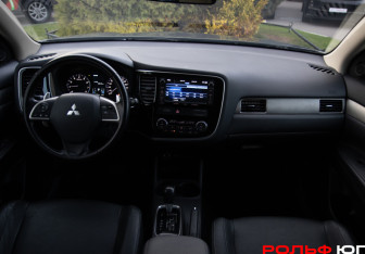 Подержанный автомобиль Mitsubishi Outlander 2012 года (11 фото)