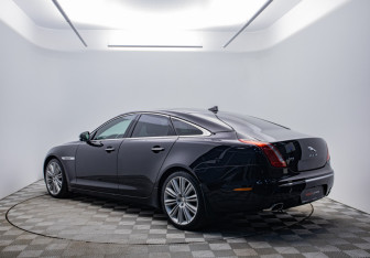 Подержанный автомобиль Jaguar XJ 2013 года (3 фото)