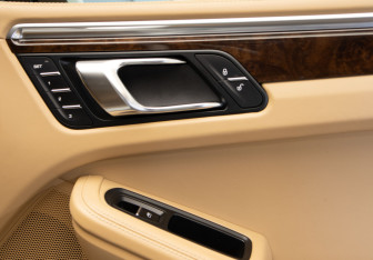 Подержанный автомобиль Porsche Macan 2014 года (23 фото)
