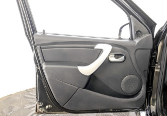 Подержанный автомобиль Renault Sandero 2011 года (19 фото)