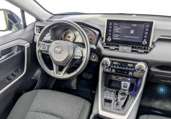 Подержанный автомобиль Toyota RAV4 2020 года (28 фото)