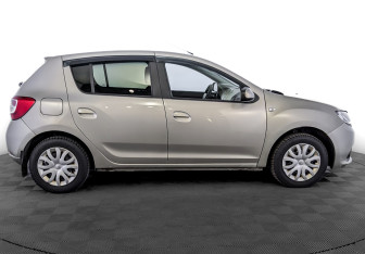 Подержанный автомобиль Renault Sandero 2018 года (4 фото)