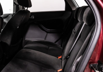 Подержанный автомобиль Ford Focus Hatchback 2006 года (12 фото)