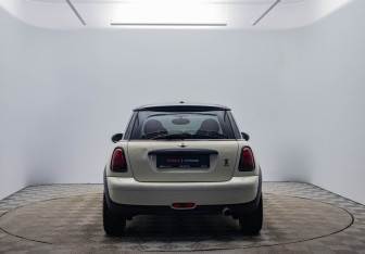 Подержанный автомобиль MINI Hatch 2009 года (6 фото)