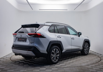Подержанный автомобиль Toyota RAV4 2024 года (5 фото)