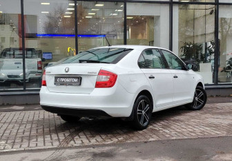 Подержанный автомобиль Skoda Rapid Liftback 2016 года (8 фото)