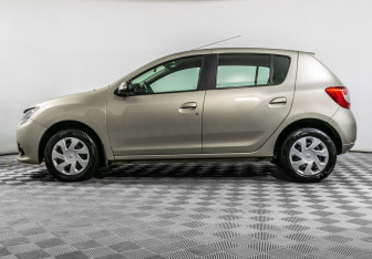 Подержанный автомобиль Renault Sandero 2018 года (8 фото)