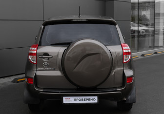 Подержанный автомобиль Toyota RAV4 2012 года (6 фото)