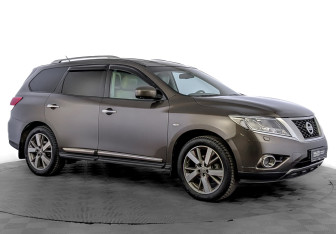 Подержанный автомобиль Nissan Pathfinder 2014 года (3 фото)