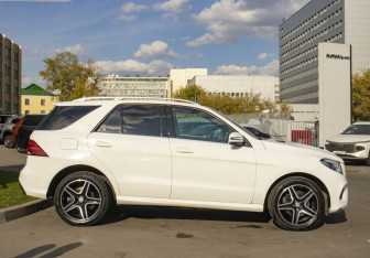 Подержанный автомобиль Mercedes-Benz GLE 2016 года (4 фото)