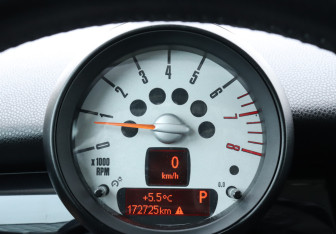 Подержанный автомобиль MINI Hatch 2010 года (11 фото)