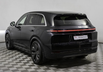 Подержанный автомобиль LiXiang L7 2024 года (7 фото)