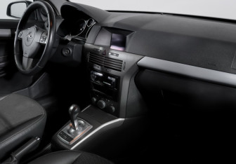 Подержанный автомобиль Opel Astra Hatchback 2006 года (9 фото)