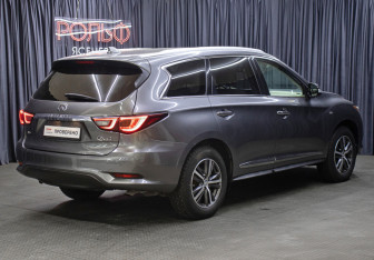 Подержанный автомобиль Infiniti QX60 2019 года (5 фото)
